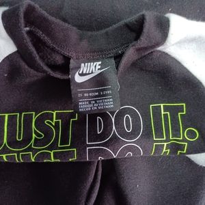 Nike Boys sweat suit size 2t black and white